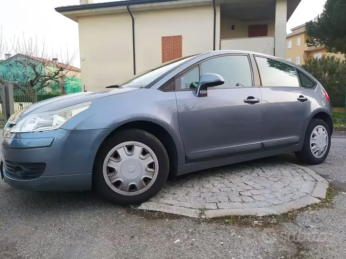 Usado Citroën C4 88 CV (64 kW) 2006 Gris Berlina
