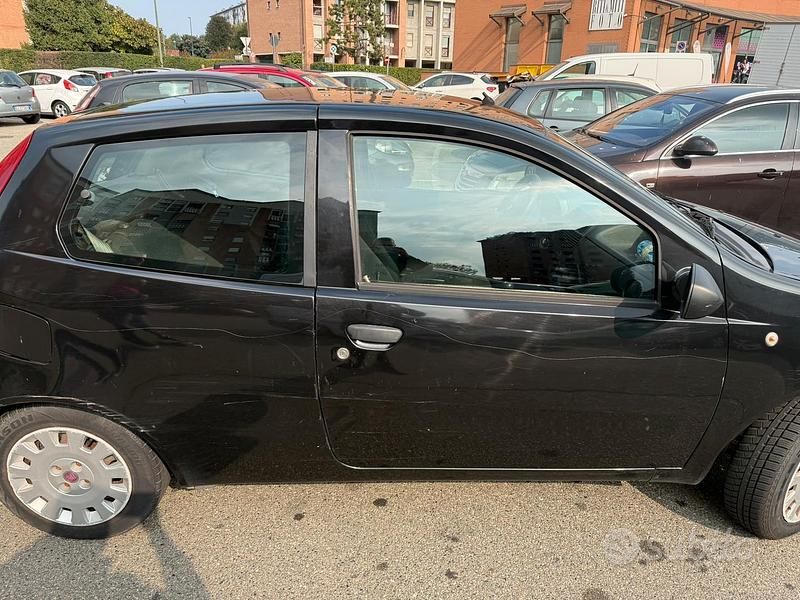 Usata Fiat Punto 60 CV (44 kW) 2010 Nero Berlina