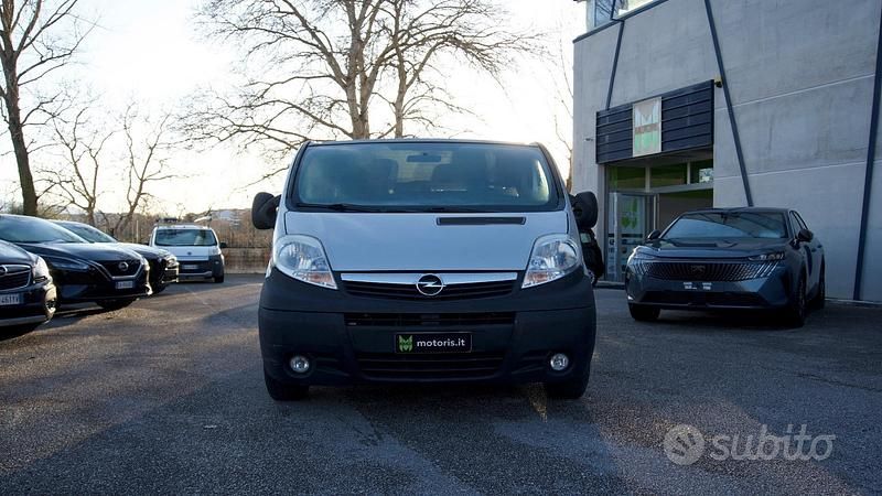 Usata Opel Vivaro 120 CV (88 kW) 2009 Grigio Monovolume