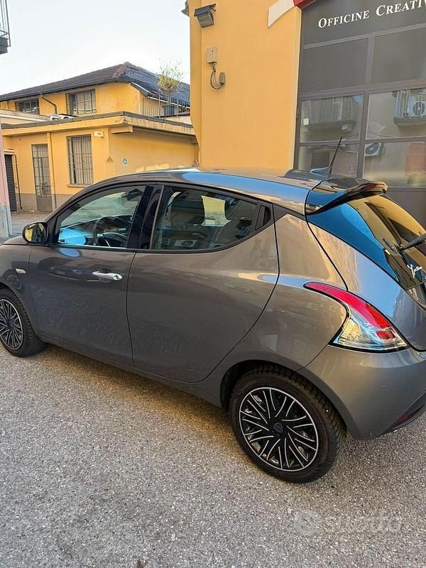 Usata Lancia Ypsilon 69 CV (50 kW) 2023 Grigio Utilitaria