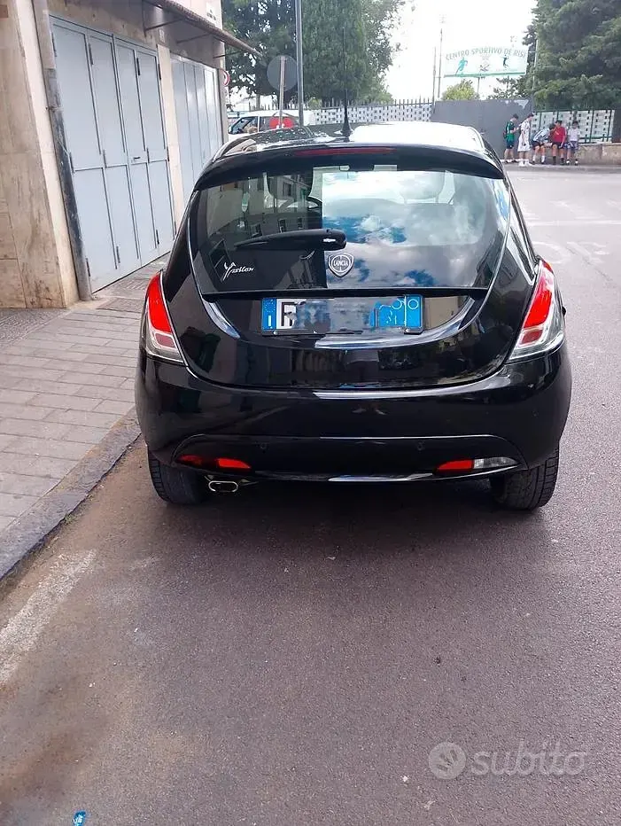 Usata Lancia Ypsilon 69 CV (50 kW) 2018 Nero Utilitaria