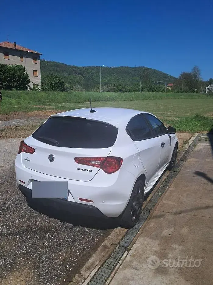 Usata Alfa Romeo Giulietta Tech Edition 120 CV (88 kW) 2019 Bianco Utilitaria