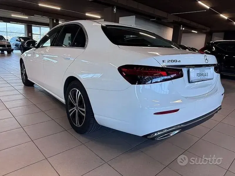 Usado Mercedes E200 Business 160 CV (117 kW) 2022 Blanco Berlina