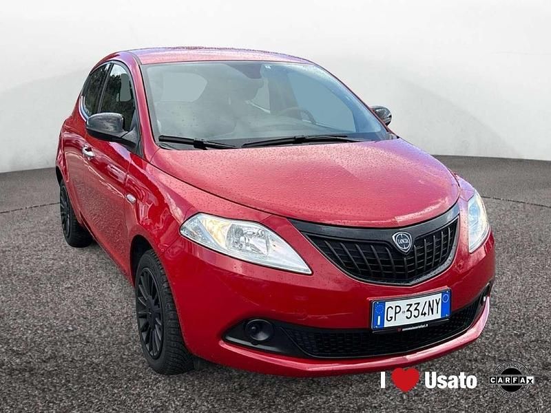 Usata Lancia Ypsilon Silver 69 CV (50 kW) 2023 Rosso Utilitaria
