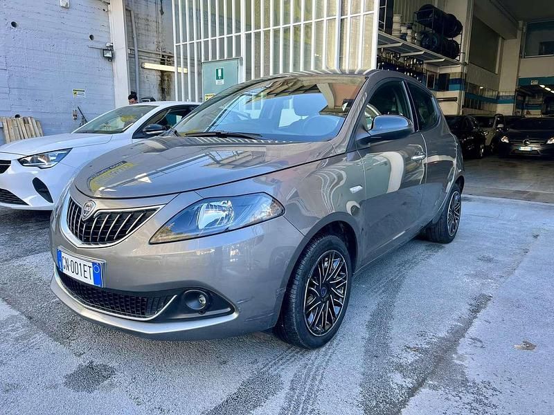 Usata Lancia Ypsilon Silver 69 CV (50 kW) 2023 Grigio Utilitaria
