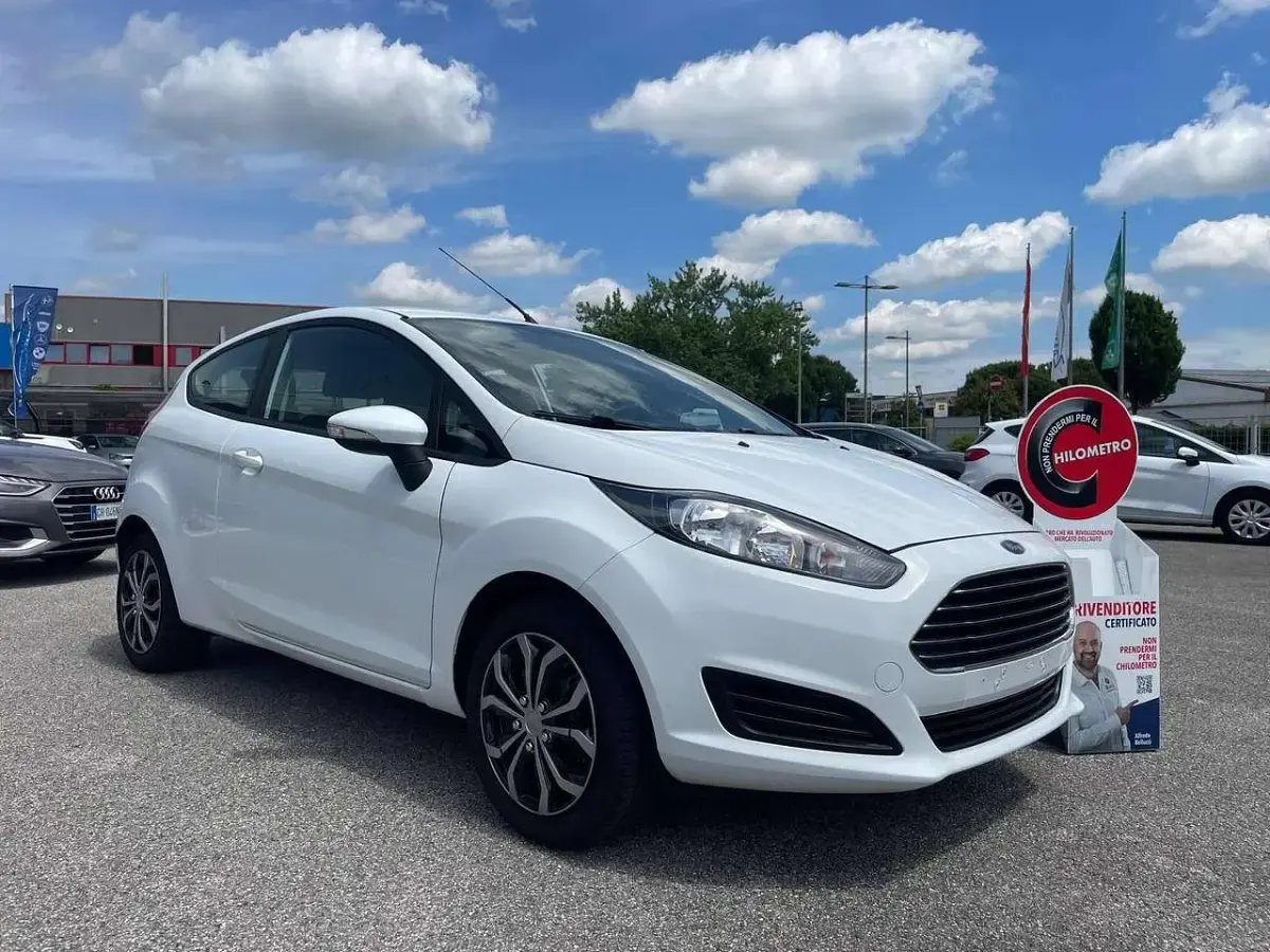 Usata Ford Fiesta 82 CV (60 kW) 2013 Bianco Berlina