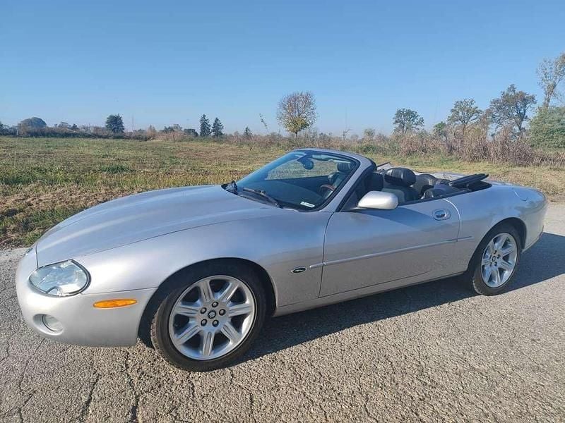 Usata Jaguar XK8 284 CV (208 kW) 2001 Grigio Cabrio