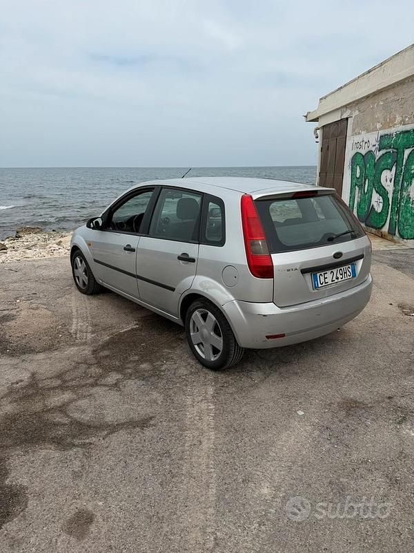 Usata Ford Fiesta 75 CV (55 kW) 2003 Grigio Utilitaria