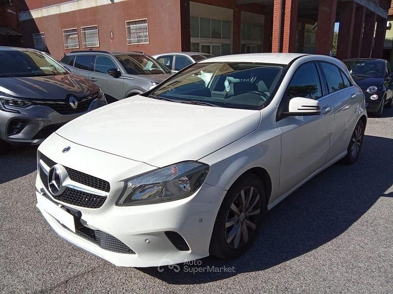 Bianco Usata 2017 Mercedes A180 Executive Tre volumi | 15.470 € (Buon prezzo) - Immagine 1/4