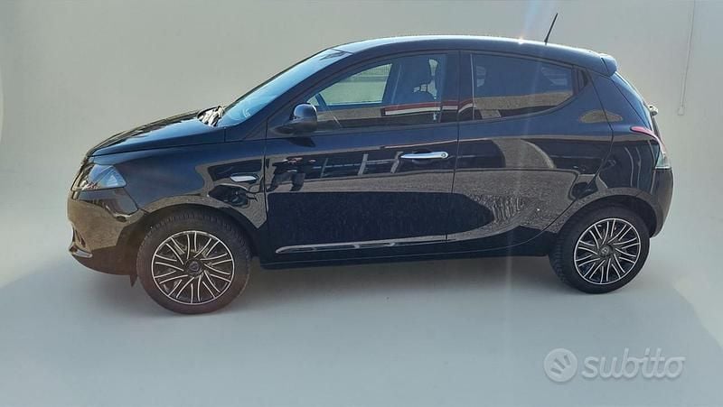 Usata Lancia Ypsilon Gold 69 CV (50 kW) 2022 Nero metallizzato Utilitaria