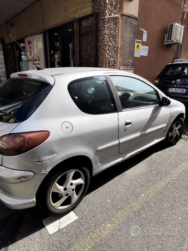 Grigio Usata 2004 Peugeot 206 Due volumi | 700 € (Super prezzo) - Immagine 1/4