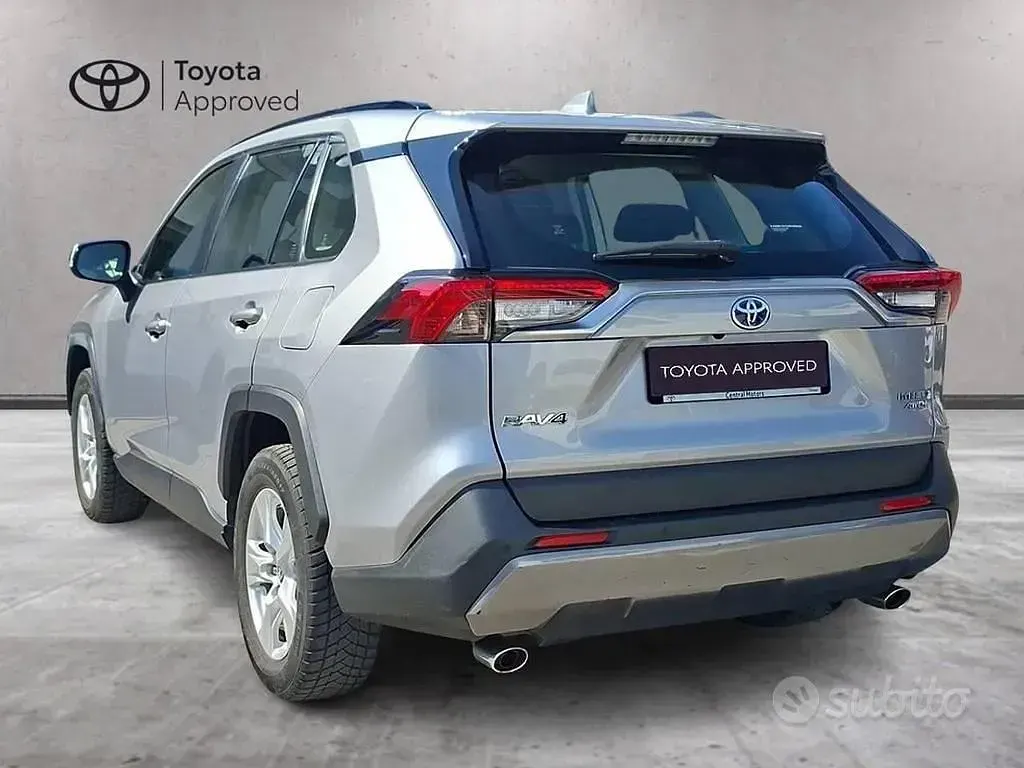 Usata Toyota RAV4 Hybrid Active 222 CV (163 kW) 2021 Argento SUV