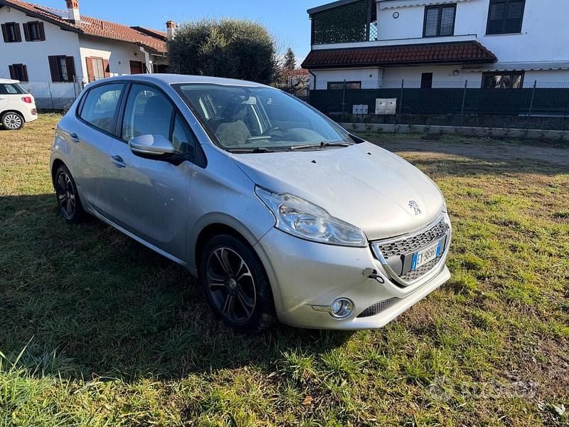 Usata Peugeot 208 Allure 81 CV (59 kW) 2015 Grigio Utilitaria