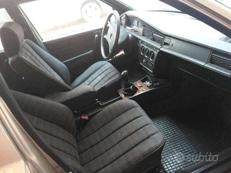 Grigio Usata 1990 Mercedes 190 Tre volumi | 4000 € - Immagine 1/3