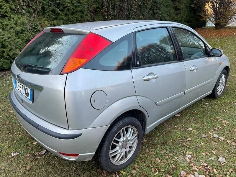 Usata Ford Focus Ambiente 101 CV (74 kW) 2003 Argento Berlina