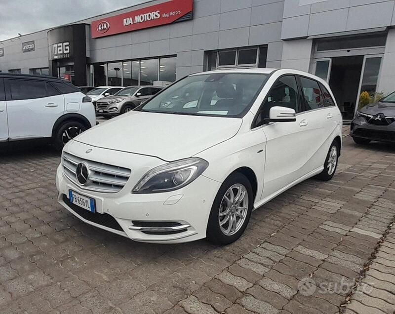 Bianco Usata 2016 Mercedes B200 Executive Monovolume | 10.900 € (Cara) - Immagine 1/4