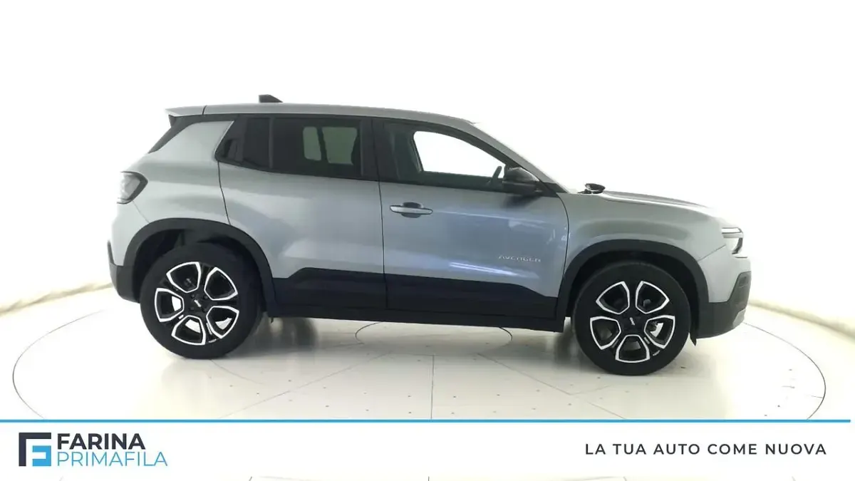 Begagnad Jeep Avenger Summit 100 HK (73 kW) 2025 Grå SUV