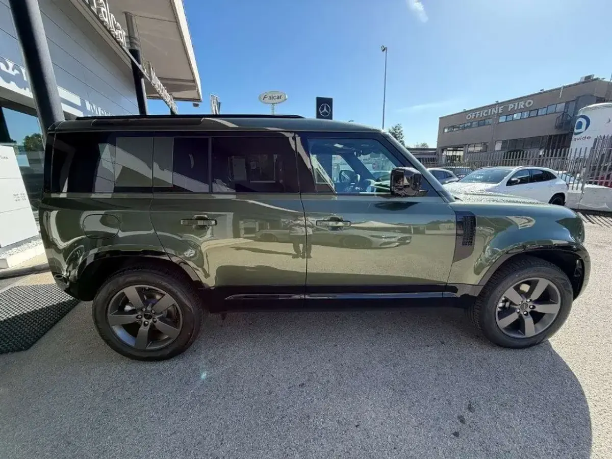 Nuova Land Rover Defender SE Dynamic 200 CV (147 kW) 2026 Patagonia green SUV
