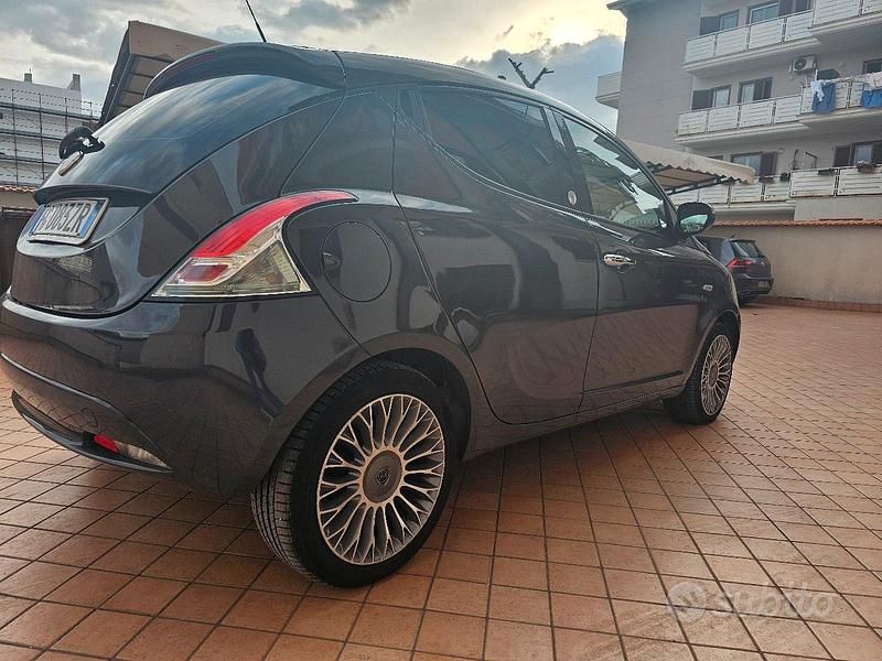 Usata Lancia Ypsilon 69 CV (50 kW) 2017 Grigio Utilitaria