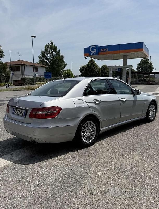 Usata Mercedes E350 Elegance 265 CV (194 kW) 2011 Grigio Berlina