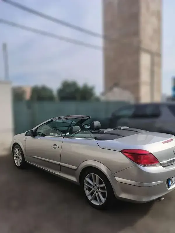 Usata Opel Astra Cosmo 105 CV (77 kW) 2006 Grigio Cabrio
