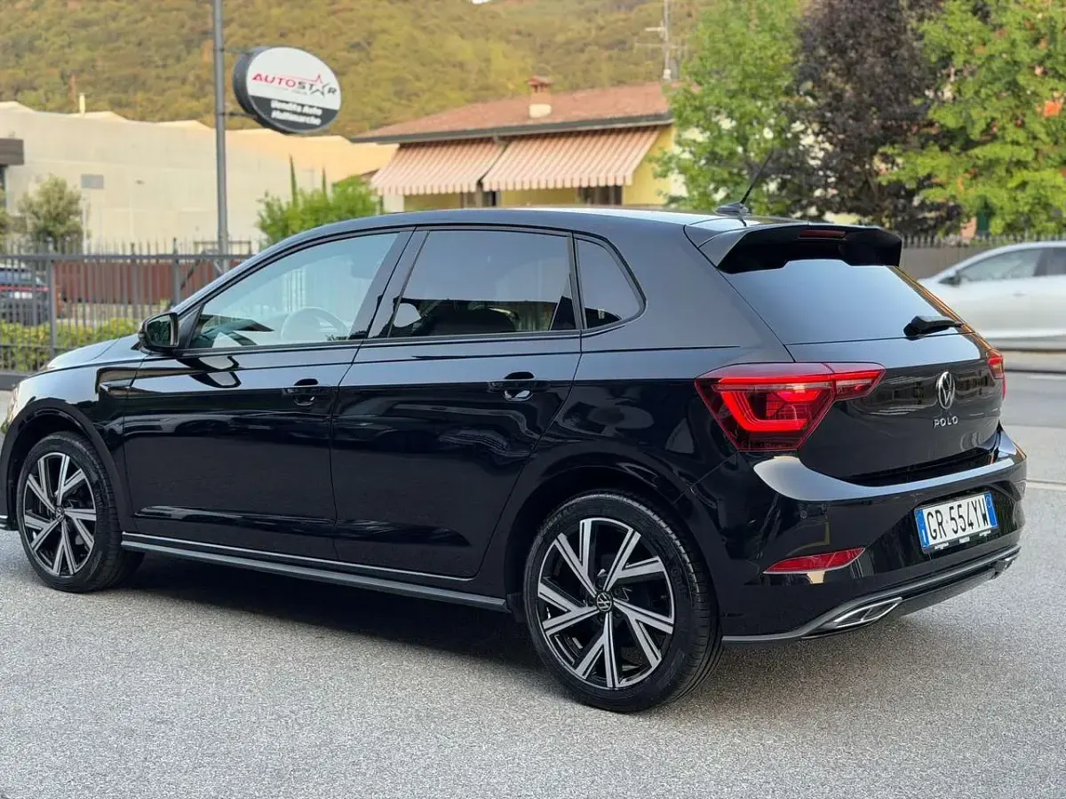 Usata VW Polo R-line 95 CV (69 kW) 2023 Deep black perlato Utilitaria