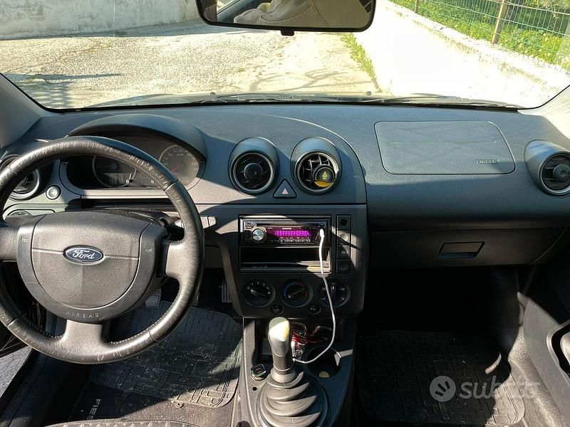 Usata Ford Fiesta 75 CV (55 kW) 2004 Nero Utilitaria