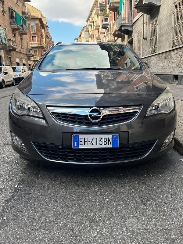 Usata Opel Astra 140 CV (102 kW) 2011 Grigio Station wagon