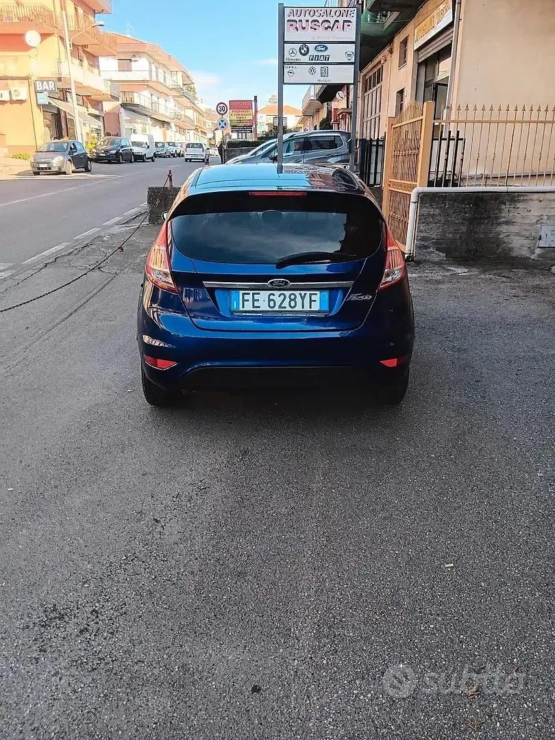 Usado Ford Fiesta Titanium 75 HP (55 kW) 2016 Azul Sedan