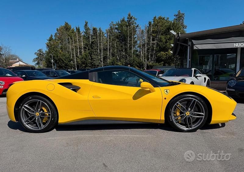 Usata Ferrari 488 670 CV (492 kW) 2017 Giallo Cabrio