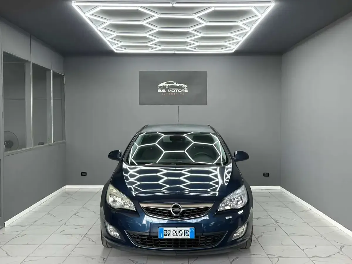 Usata Opel Astra Cosmo 110 CV (80 kW) 2013 Blu/azzurro Berlina