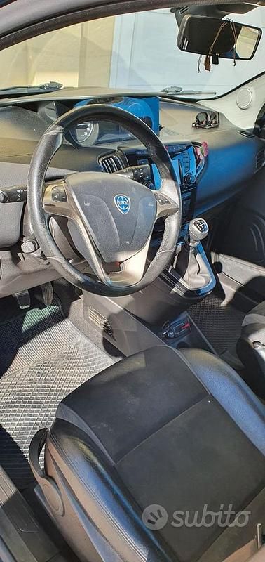 Usata Lancia Ypsilon Platinum 69 CV (50 kW) 2016 Blu/azzurro Utilitaria