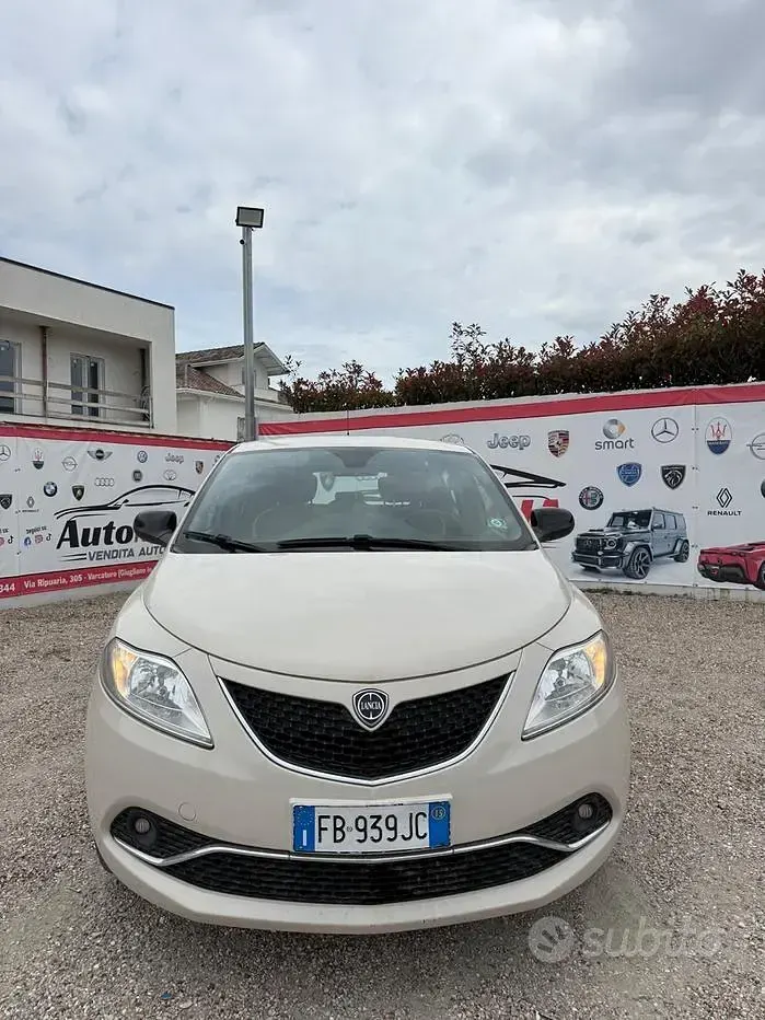 Usata Lancia Ypsilon Gold 69 CV (50 kW) 2015 Beige Utilitaria