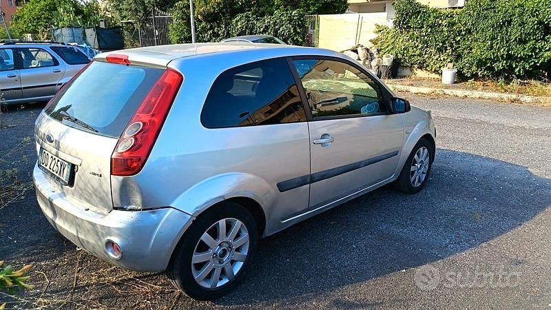 Usata Ford Fiesta 68 CV (50 kW) 2006 Grigio Utilitaria