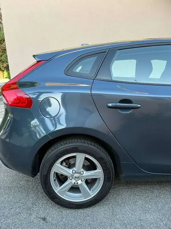 Usata Volvo V40 Business Edition 120 CV (88 kW) 2017 Blu/azzurro Berlina