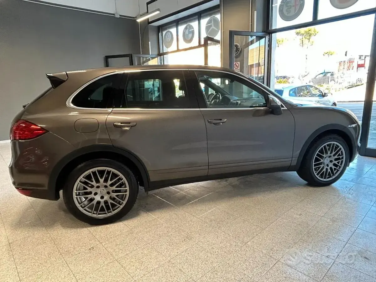 Usata Porsche Cayenne 245 CV (180 kW) 2013 Grigio SUV