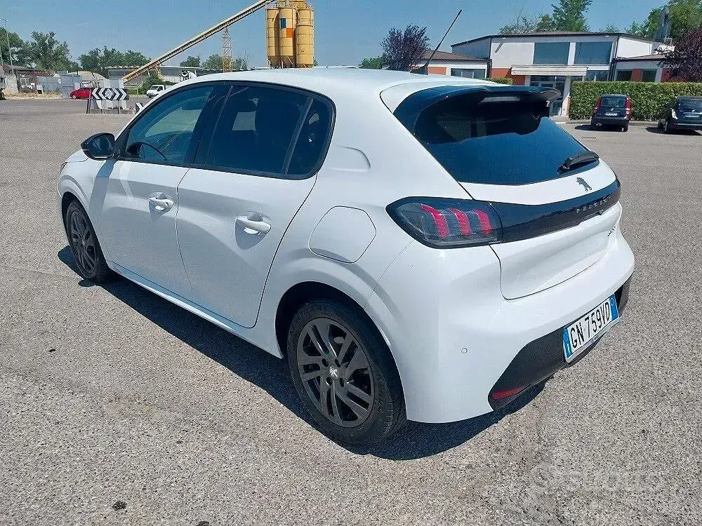 Usata Peugeot 208 Allure 101 CV (74 kW) 2023 Bianco Utilitaria