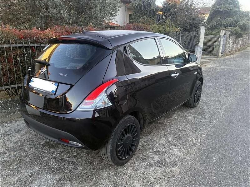 Usata Lancia Ypsilon Silver 69 CV (50 kW) 2024 Nero Utilitaria