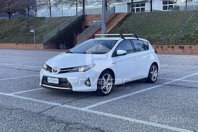 Usata Toyota Auris Hybrid Lounge 99 CV (72 kW) 2014 Bianco Utilitaria