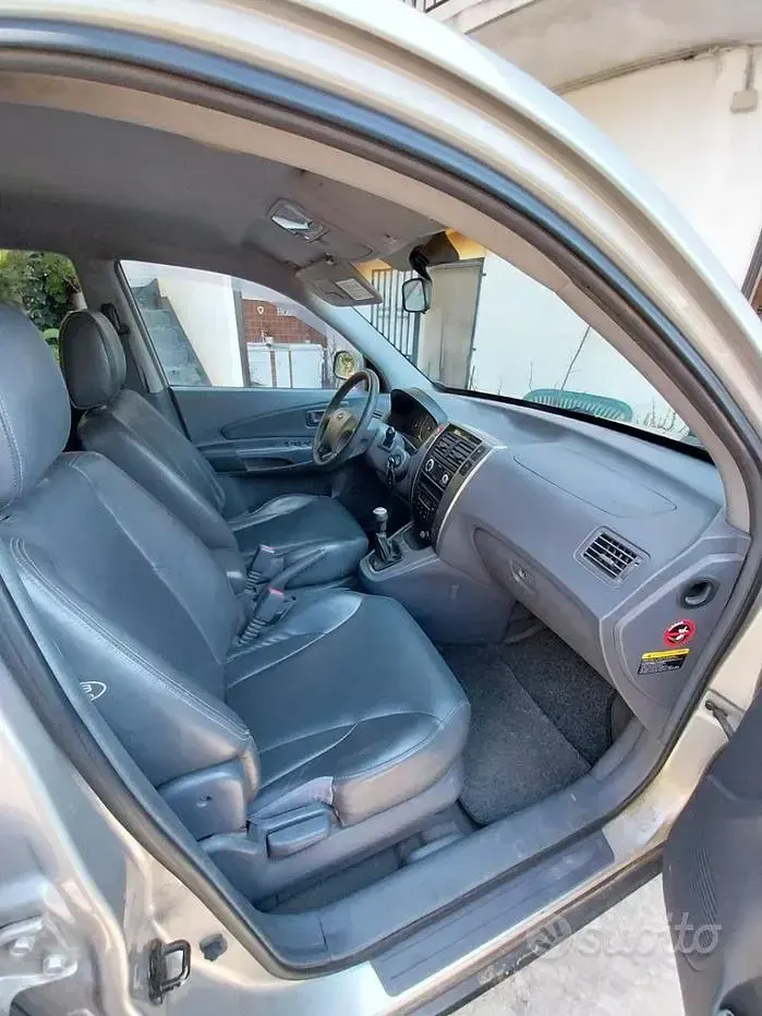 Usata Hyundai Tucson 112 CV (82 kW) 2004 Grigio SUV