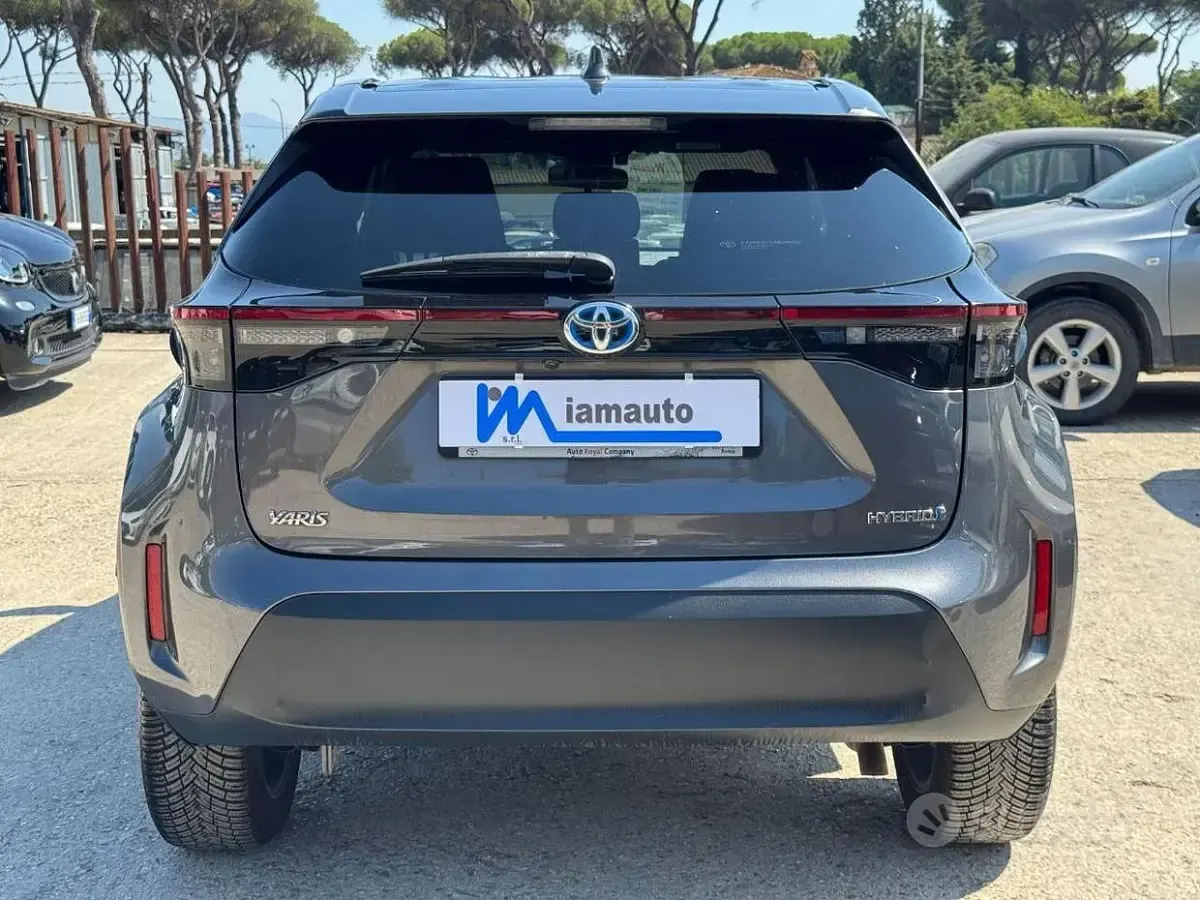 Usata Toyota Yaris Hybrid Trend 116 CV (85 kW) 2022 Grigio Monovolume