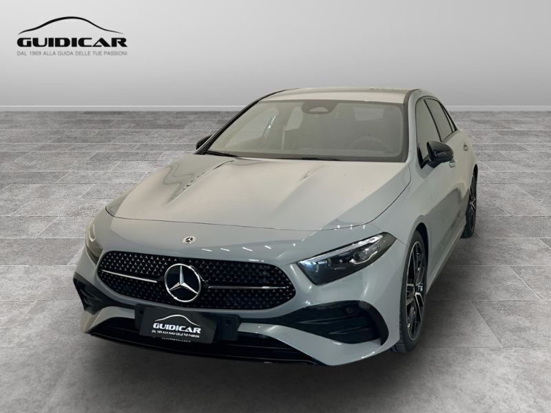 Grigio Nuova 2025 Mercedes A180 Edition Tre volumi | 36.600 € (Ottimo prezzo) - Immagine 1/2