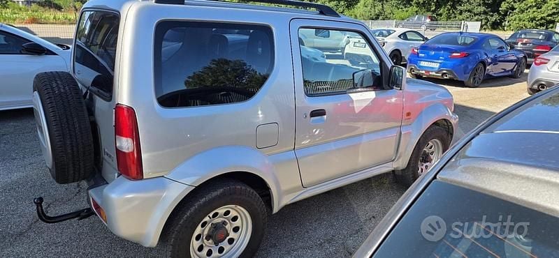Usata Suzuki Jimny 85 CV (62 kW) 2007 Argento SUV