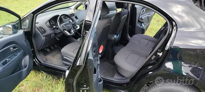 Usata Kia Rio 75 CV (55 kW) 2014 Nero Berlina