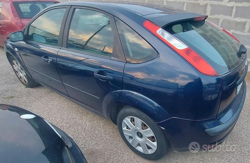 Begagnad Ford Focus 2005 Blå Sedan