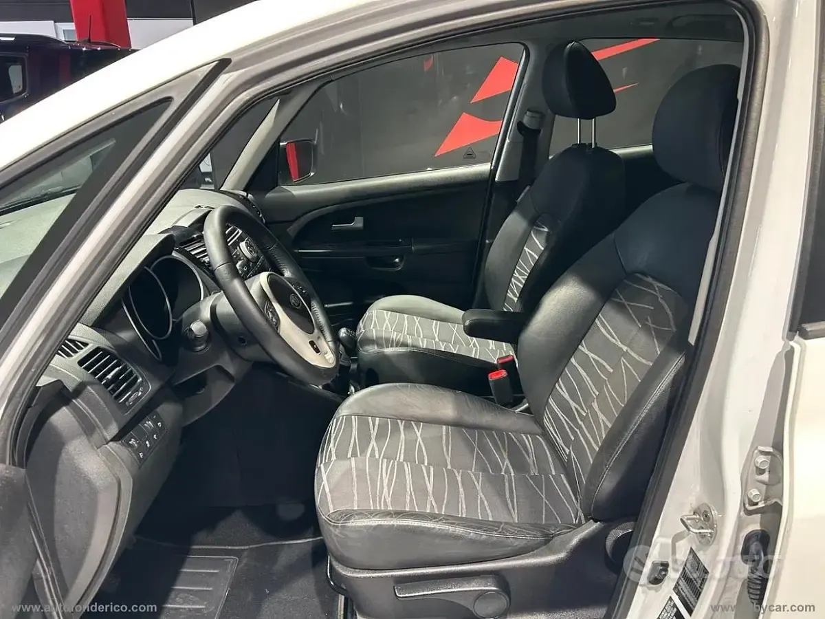 Begagnad Kia Venga 115 HK (84 kW) 2010 Vit Halvkombi