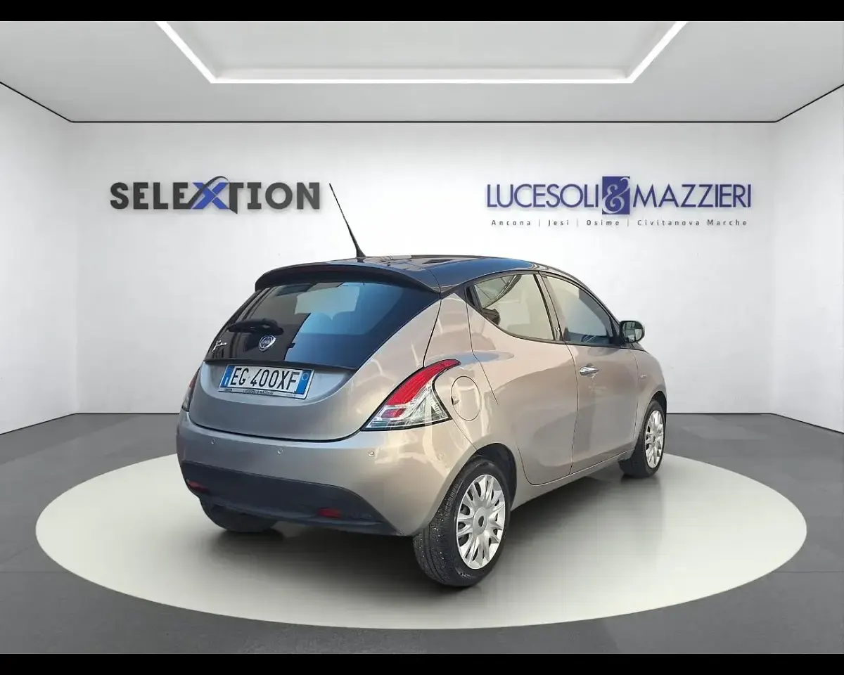 Usata Lancia Ypsilon Gold 69 CV (50 kW) 2011 Argento Utilitaria