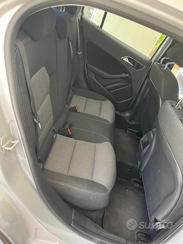 Usata Mercedes GLA180 109 CV (80 kW) 2015 Grigio SUV