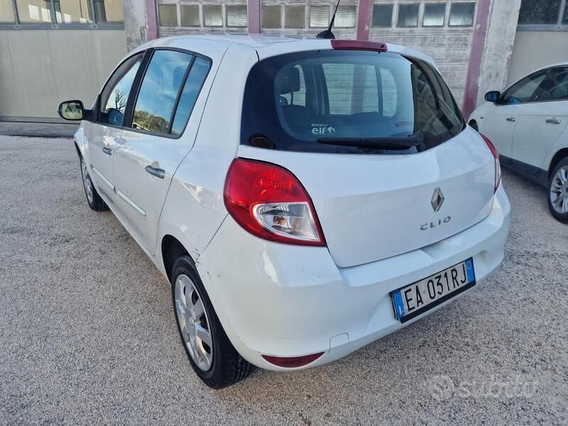 Usata Renault Clio II Dynamique 75 CV (55 kW) 2010 Bianco Berlina