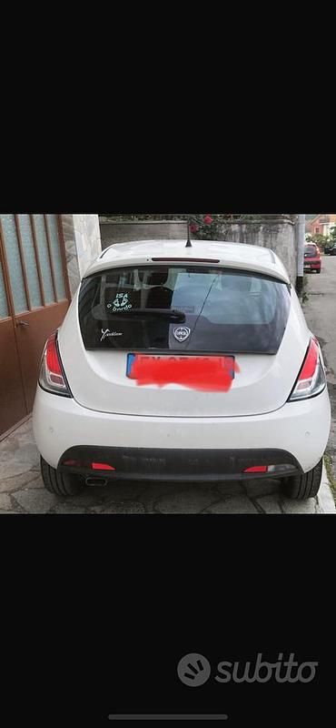 Usata Lancia Ypsilon 69 CV (50 kW) 2014 Bianco Utilitaria